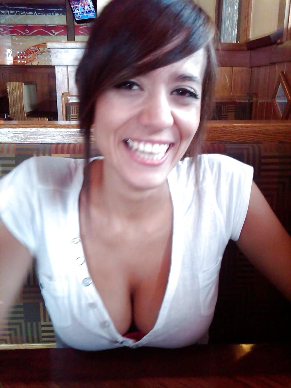 25P Downblouse - Cleavage - Pokies 1