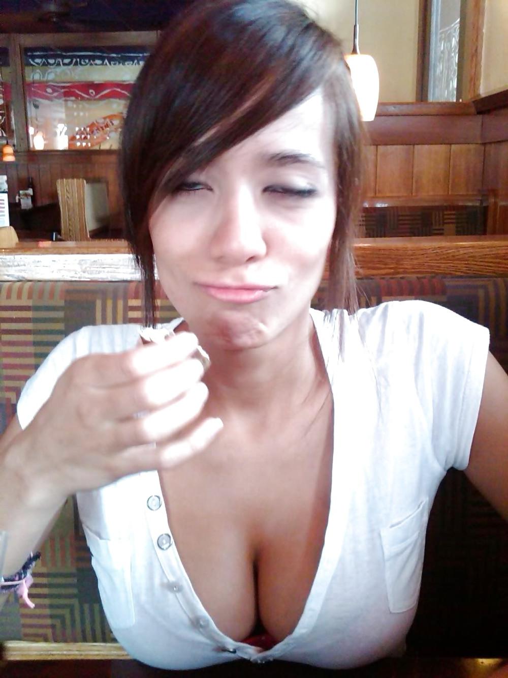 25P Downblouse - Cleavage - Pokies 1