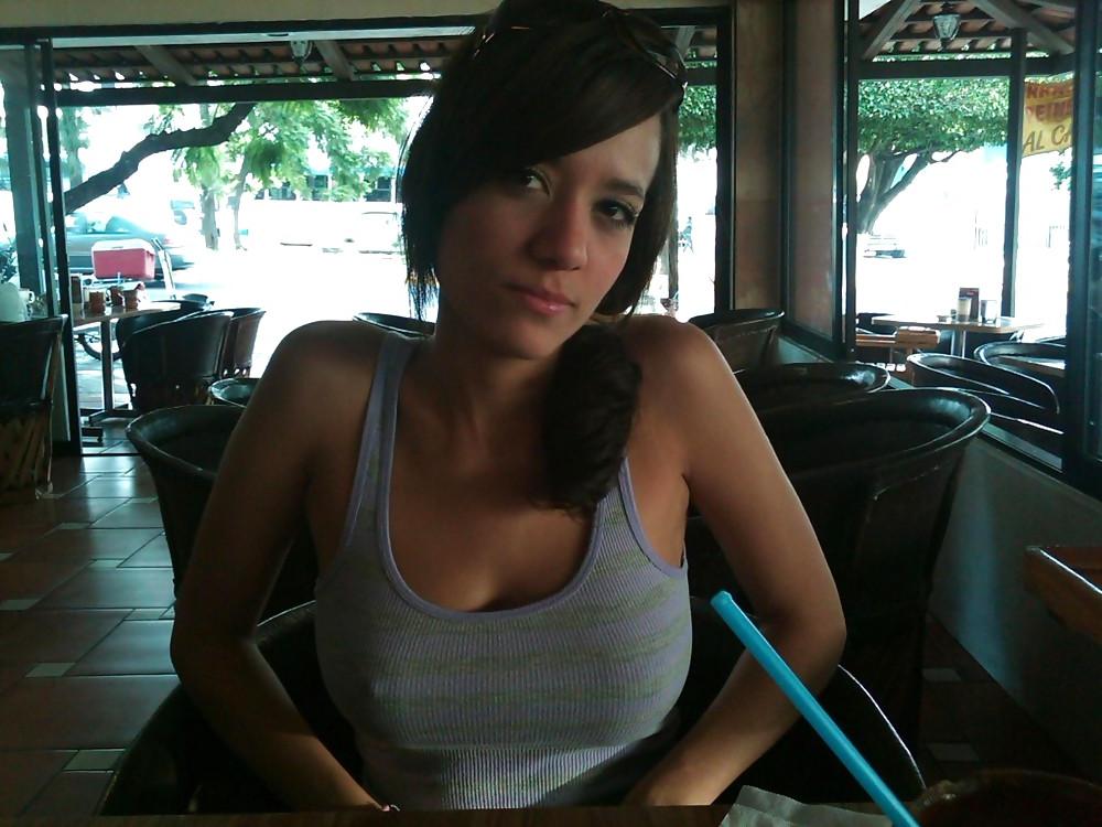 25P Downblouse - Cleavage - Pokies 1