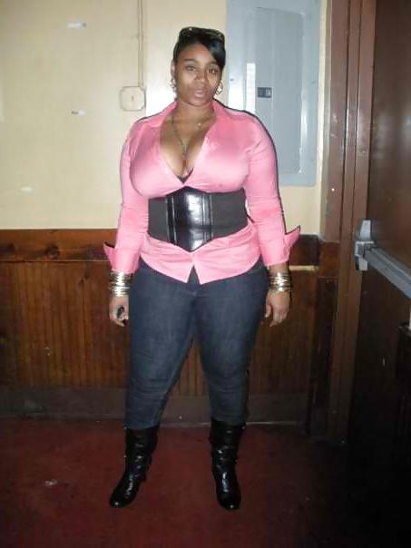 25P Nice cleavage