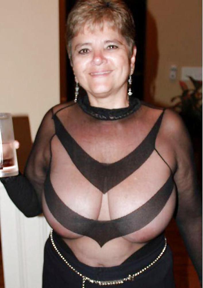 25P Nice cleavage