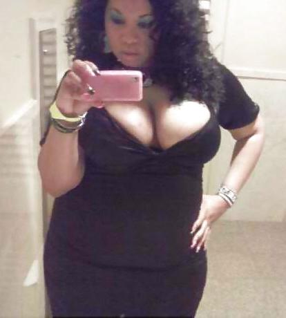 25P Nice cleavage