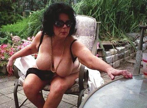 25P Nice cleavage