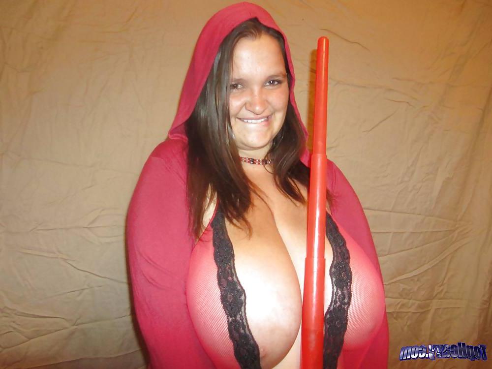 25P Nice cleavage