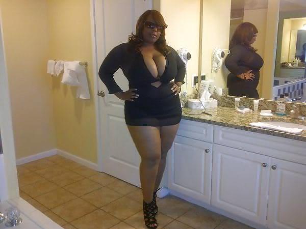 25P Nice cleavage