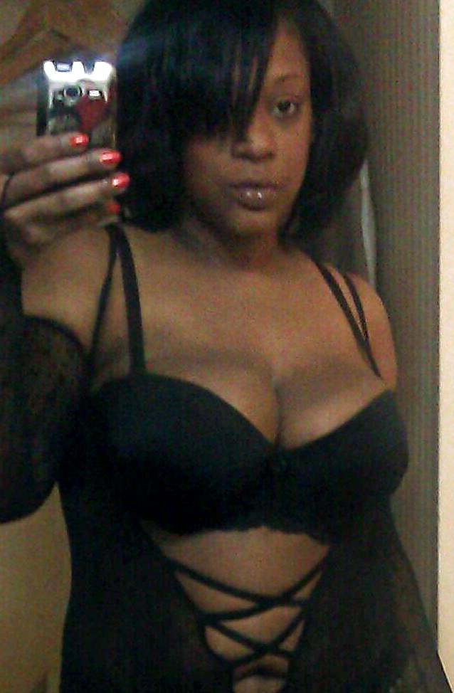 25P Nice cleavage