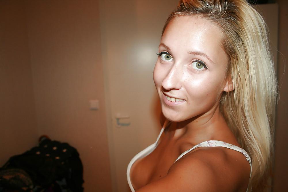 25P Downblouse - Cleavage 8