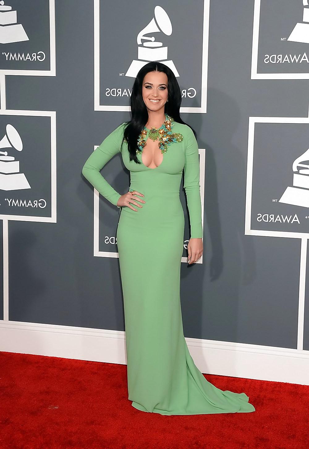 11P Katy Perry at grammy's red carpet