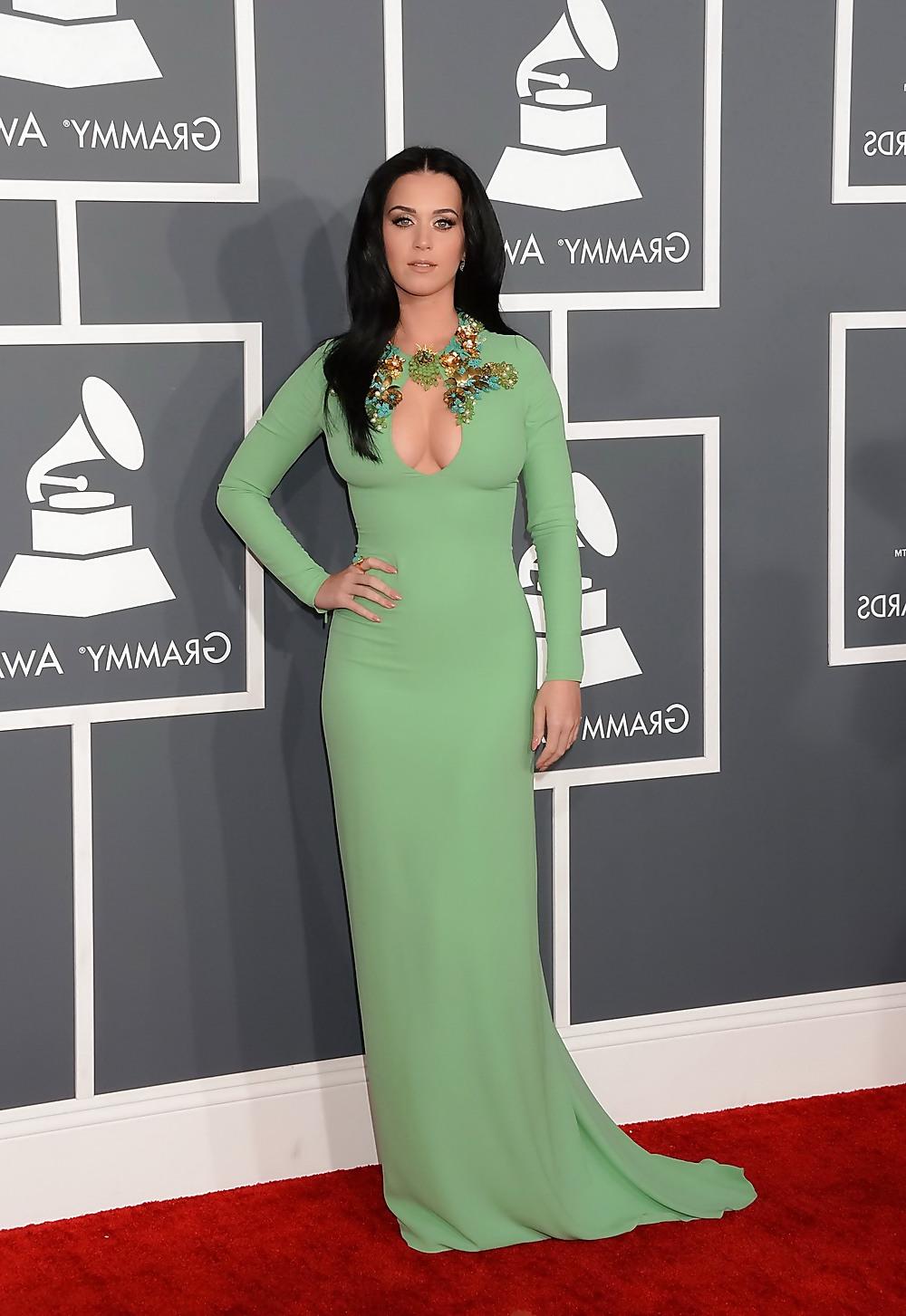 11P Katy Perry at grammy's red carpet