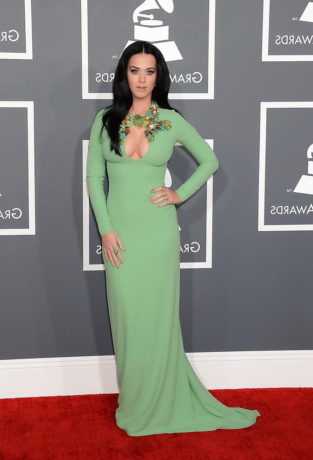 11P Katy Perry at grammy's red carpet