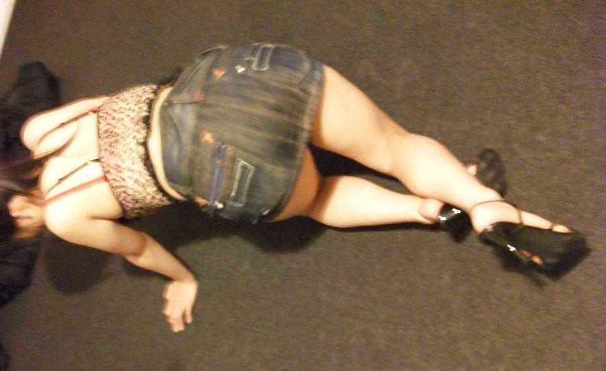 19P Kinky Asian Milf Shows Her Bottom