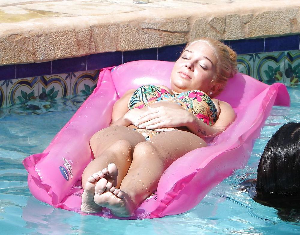 24P Sexy girls and feet and british