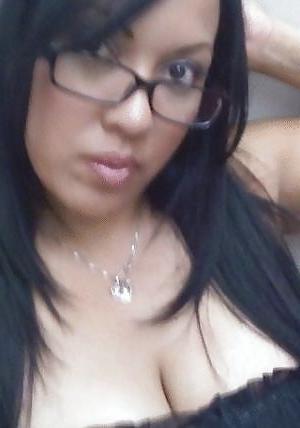 11P Latina with sexy eyes and cleavage