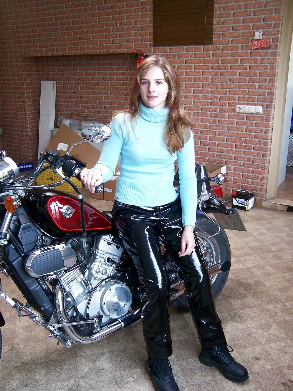 25P Fetish queen Nicole in sexy shiny pvc