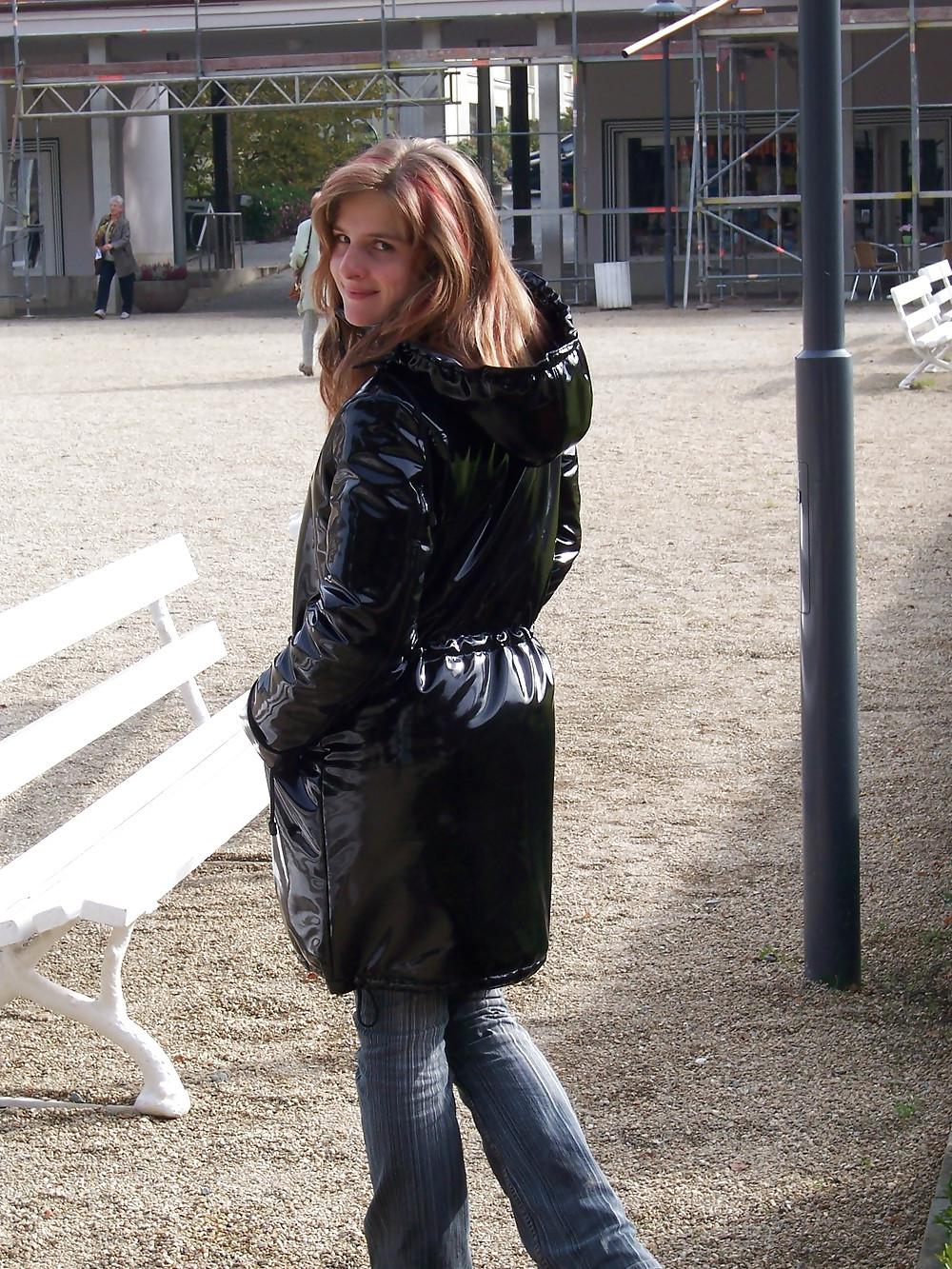 25P Fetish queen Nicole in sexy shiny pvc