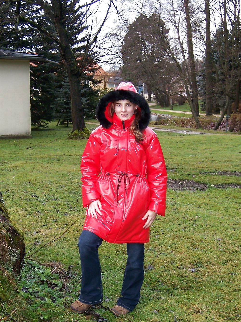25P Fetish queen Nicole in sexy shiny pvc