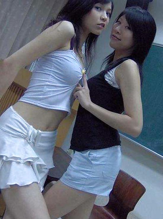 24P Asian Pretty Girl Posing