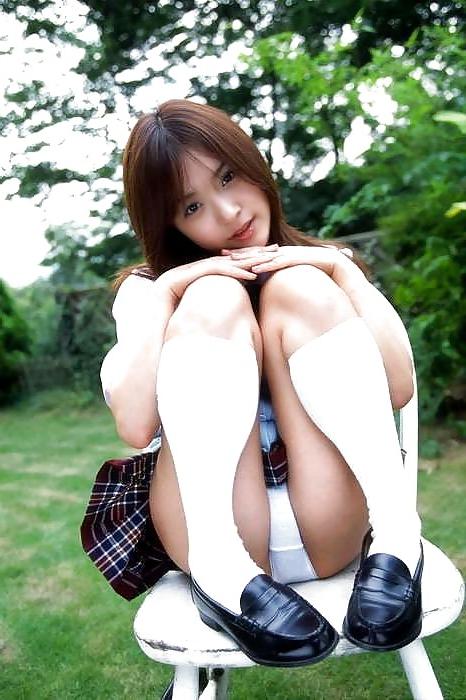 24P Asian Pretty Girl Posing