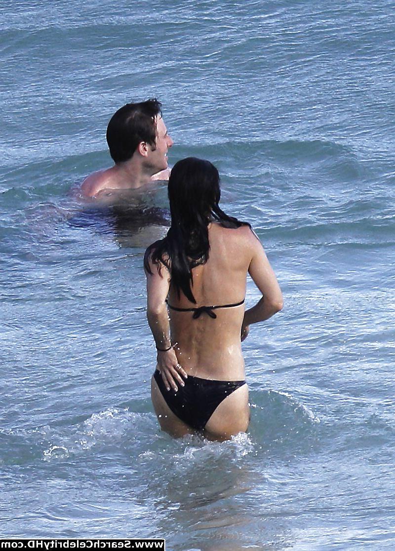 25P Courtney Cox Nipple Slip
