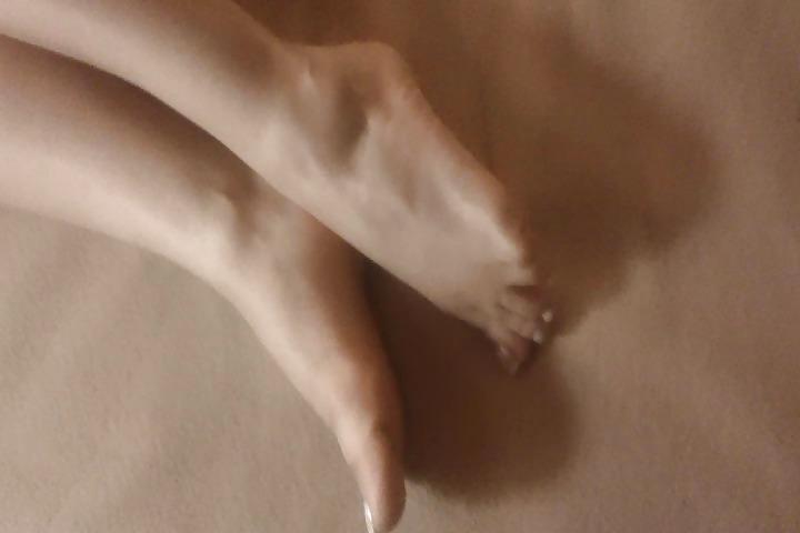 21P Amina's feet and soles