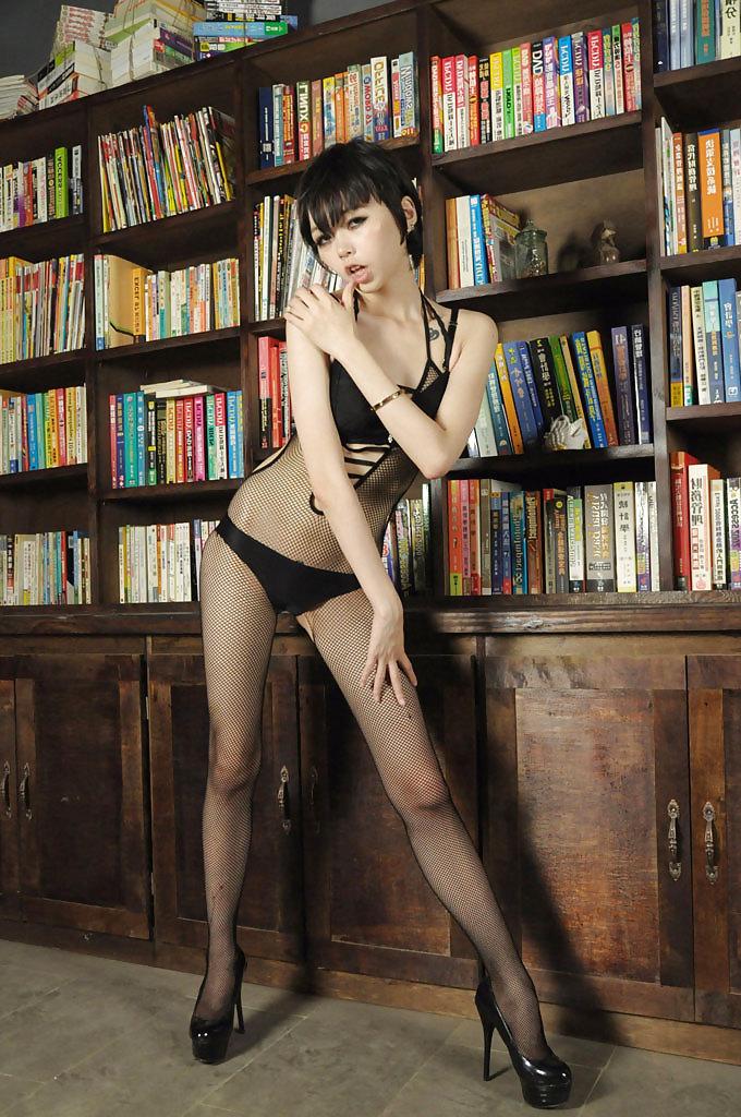 25P Asiatische Frauen in Dessous 2