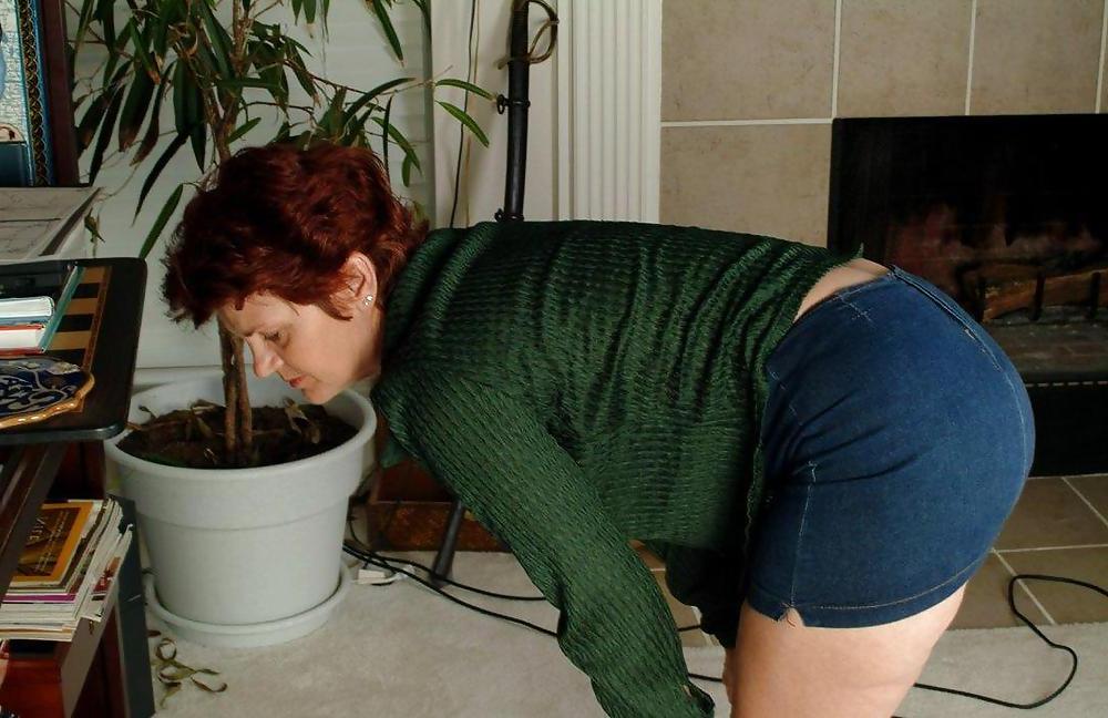25P Horny grandma likes to show her pussy