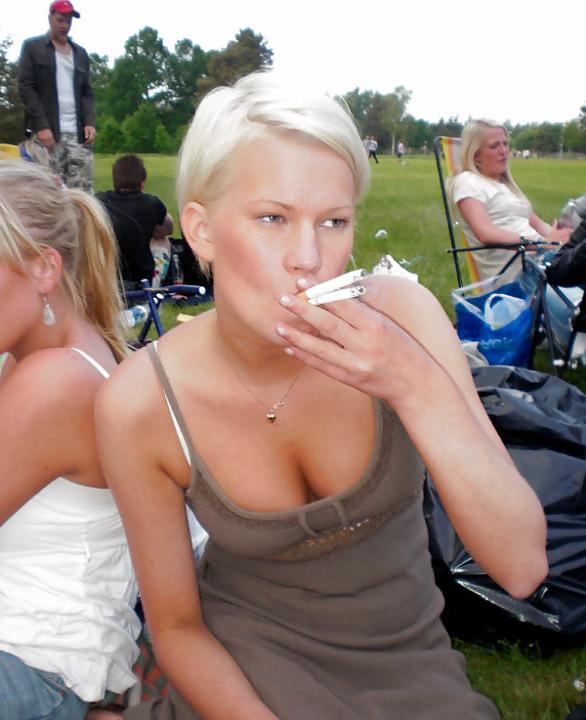 25P Downblouse - Cleavage 11