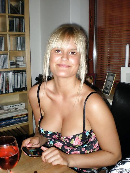 25P Downblouse - Cleavage 11