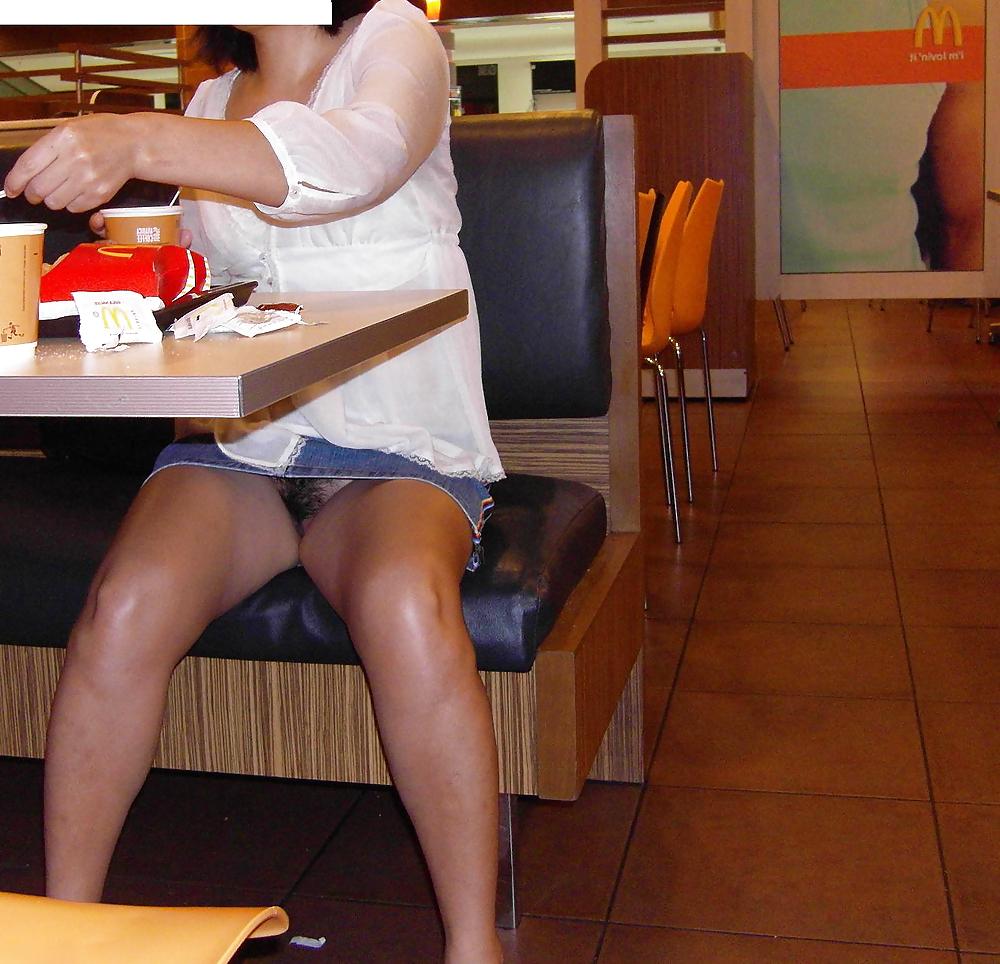 25P Korean upskirt no panties