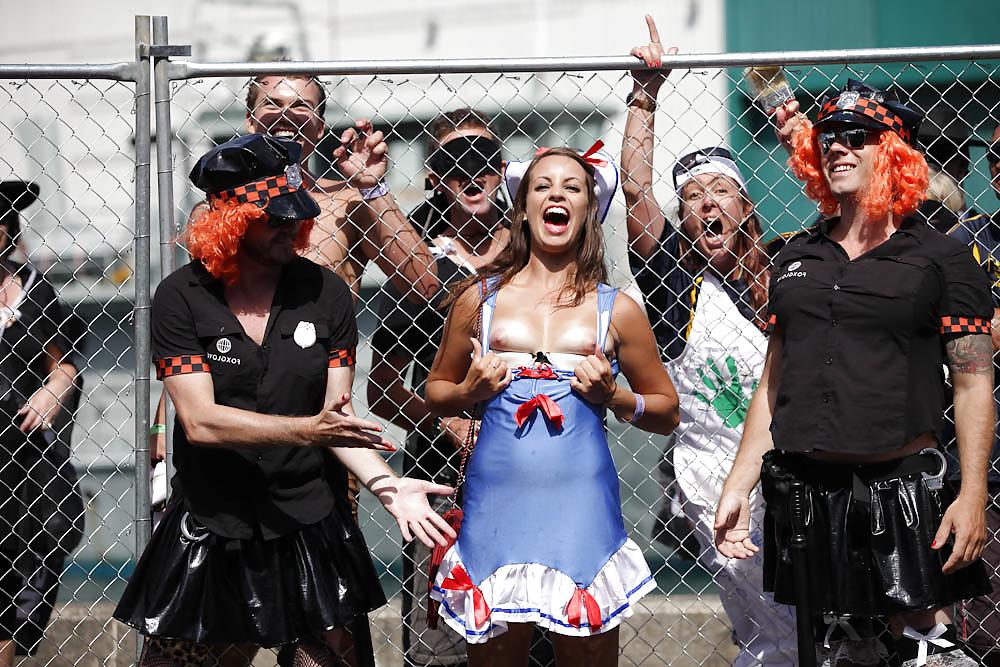 25P Public tits - tit flashing in public