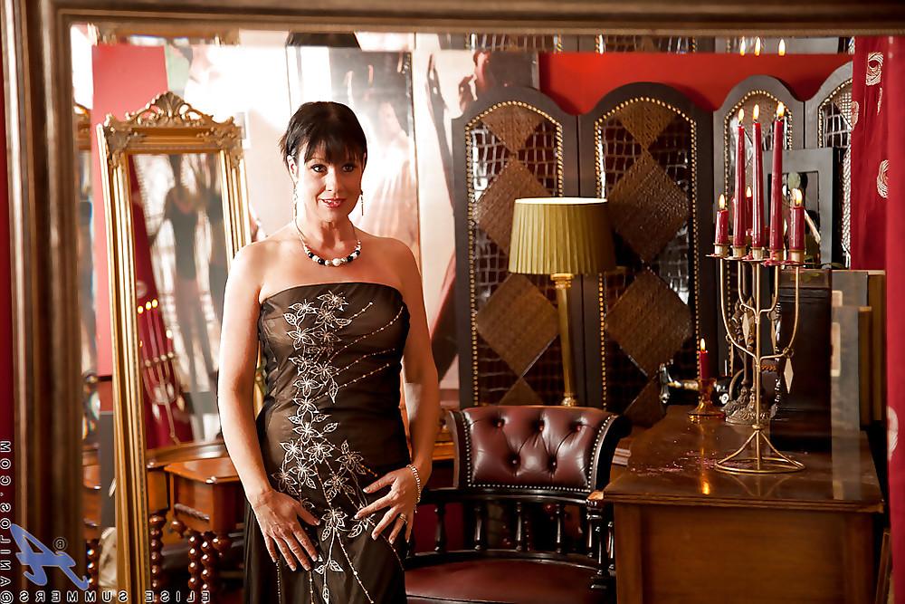 15P Gorgeous MILF