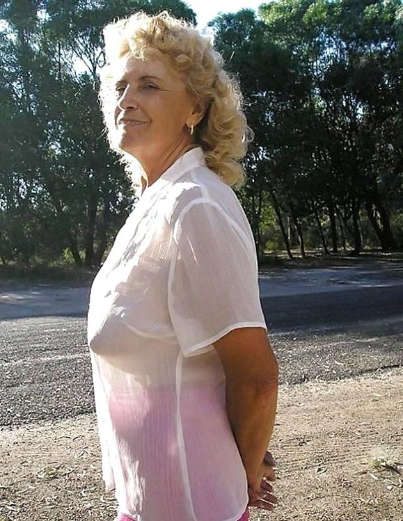 25P Nipple and tit show
