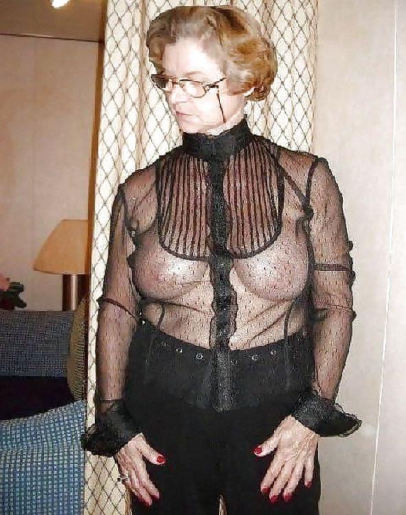 25P Nipple and tit show