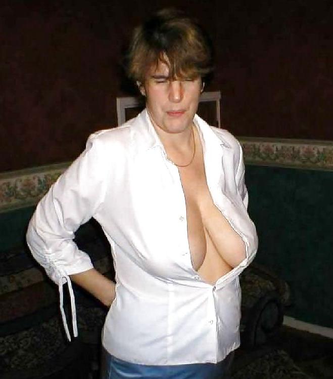 25P Nipple and tit show