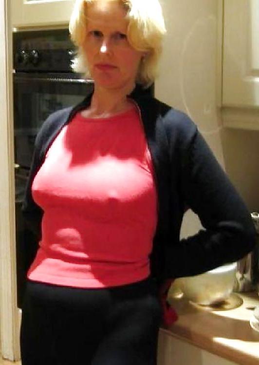 25P Nipple and tit show