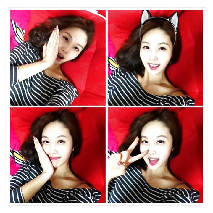 6P Korean girl takes self pics
