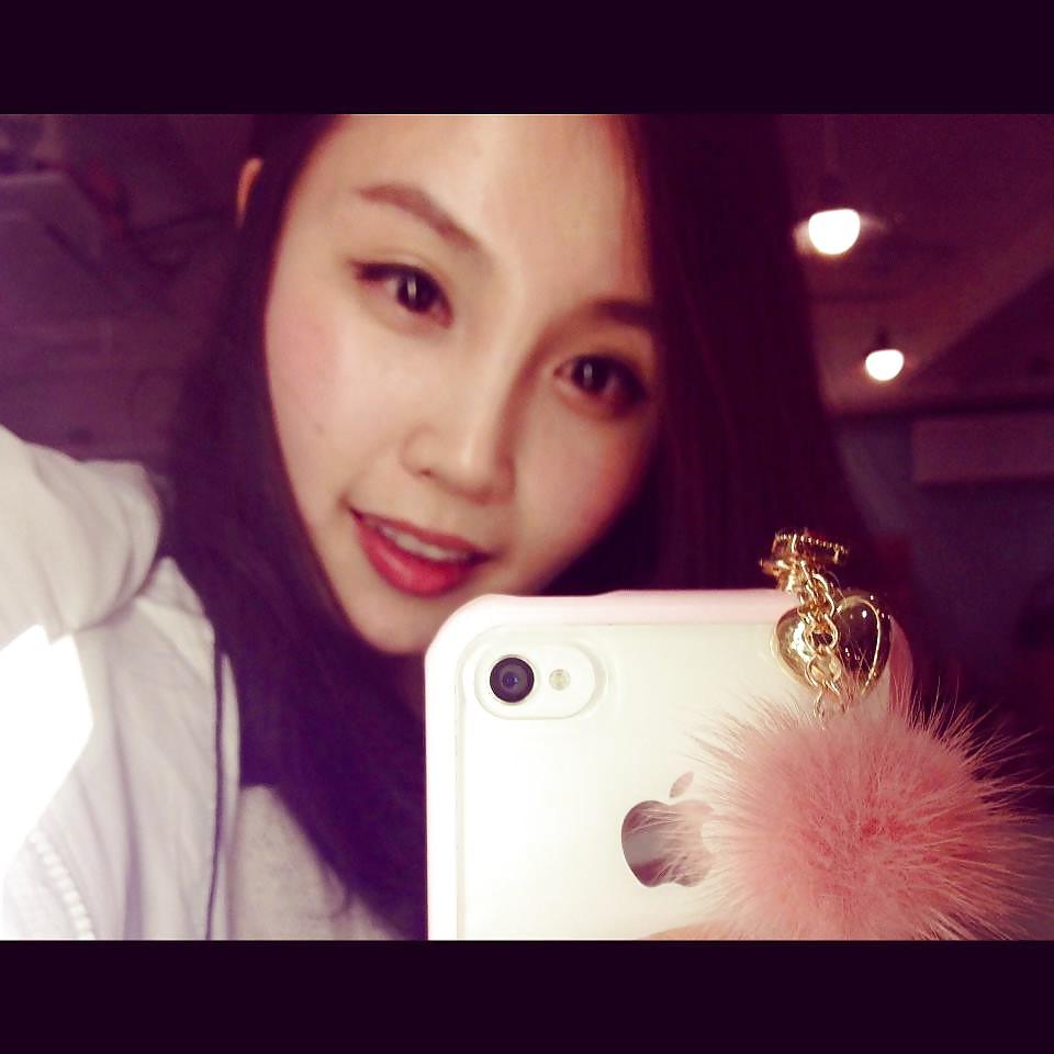6P Korean girl takes self pics