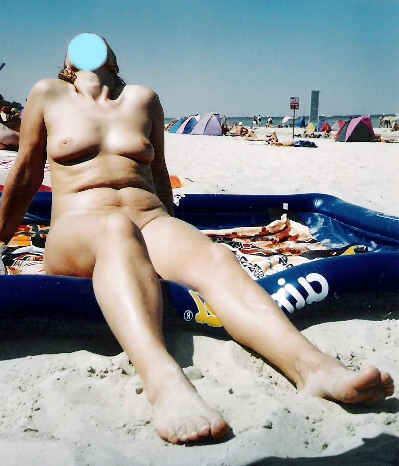 4P With the neighbor on the beach, Mit der Nachbarin am Strand.
