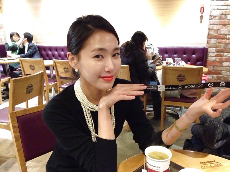 6P Korean air hostess takes self pics