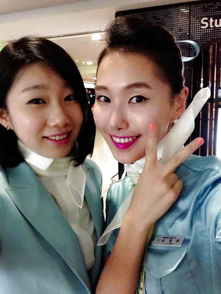 6P Korean air hostess takes self pics