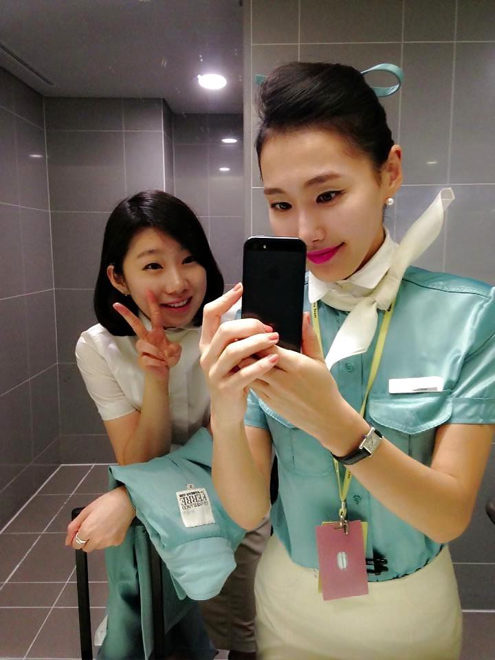 6P Korean air hostess takes self pics