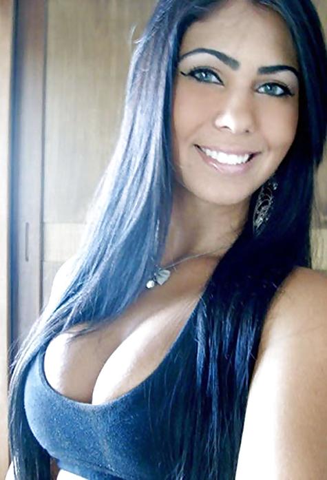 15P Sexy Cleavage 28