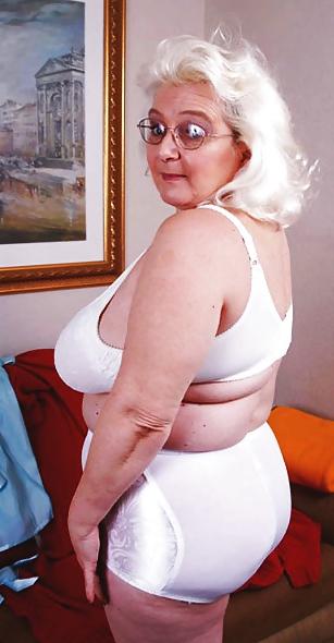 25P Mature Blonde BBW Lady Cricket