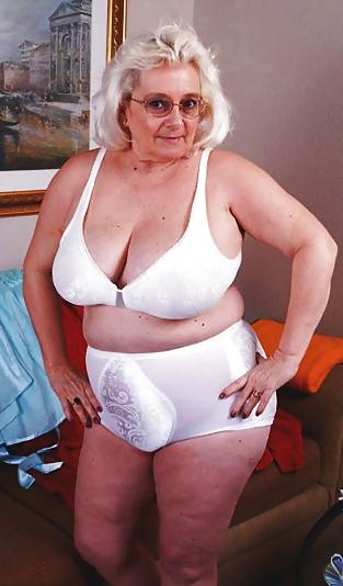 25P Mature Blonde BBW Lady Cricket