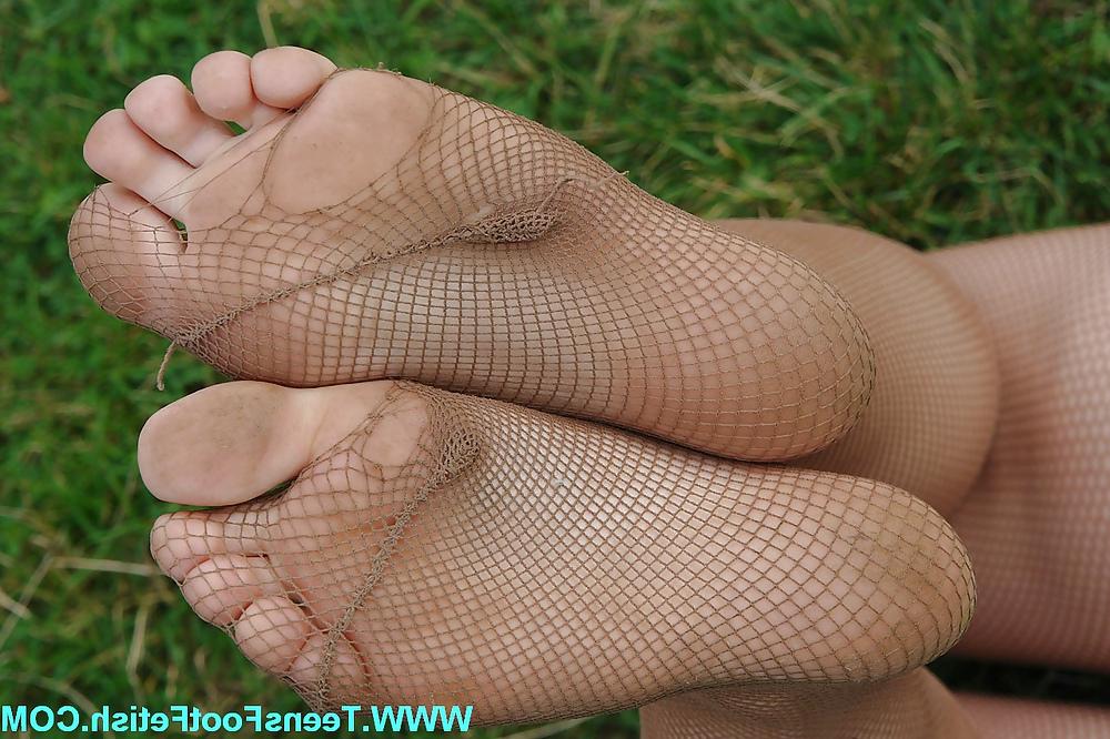 15P Sexy teen feet