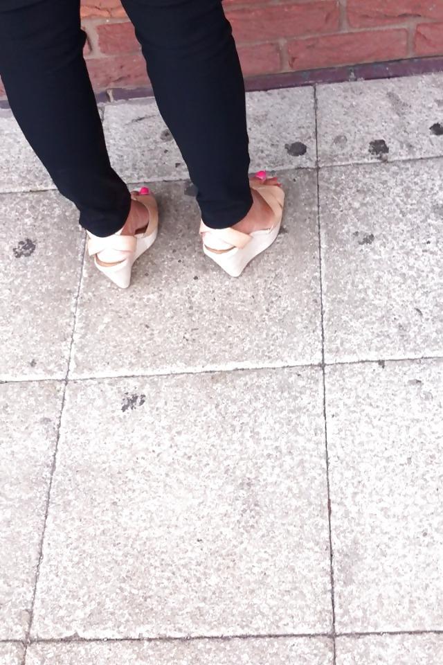 5P Sexy british uk indian milf pink toes in wedges