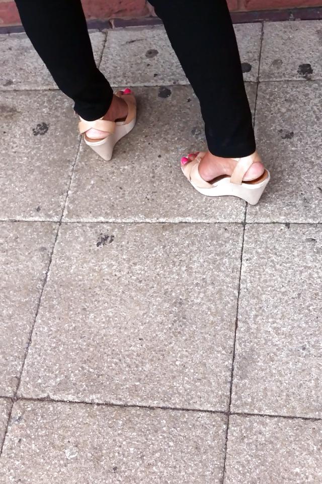 5P Sexy british uk indian milf pink toes in wedges