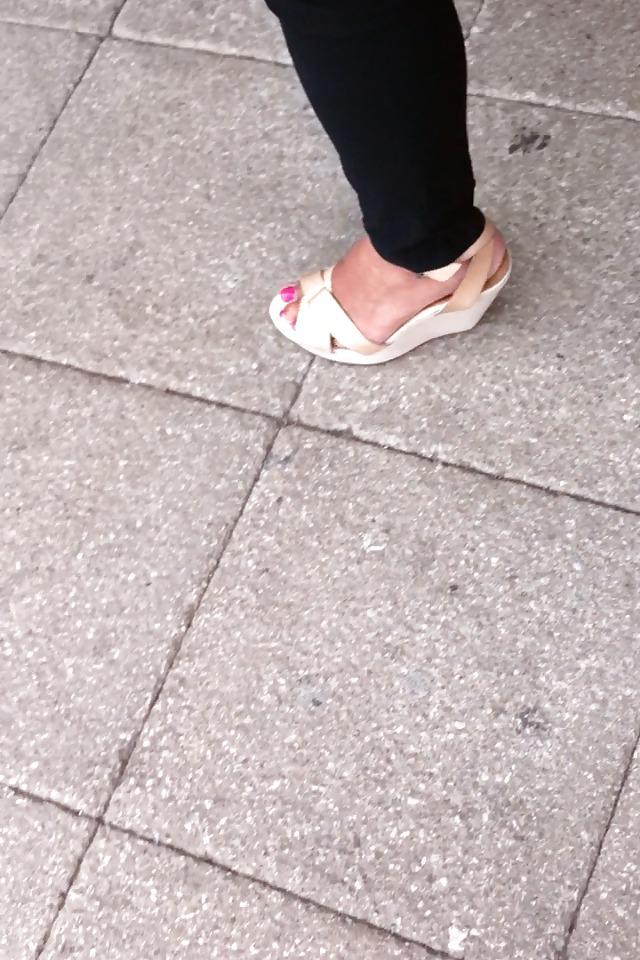 5P Sexy british uk indian milf pink toes in wedges