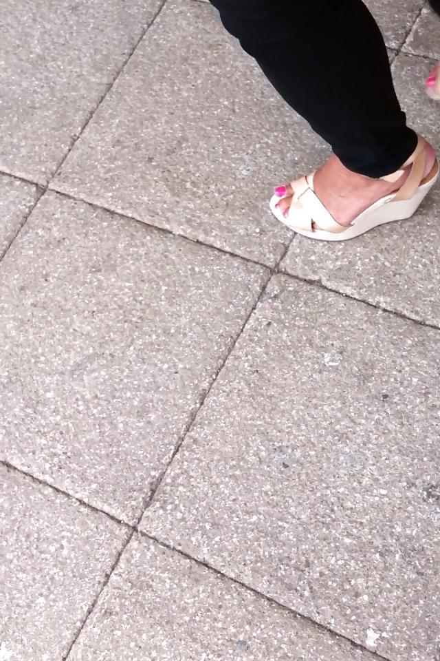 5P Sexy british uk indian milf pink toes in wedges