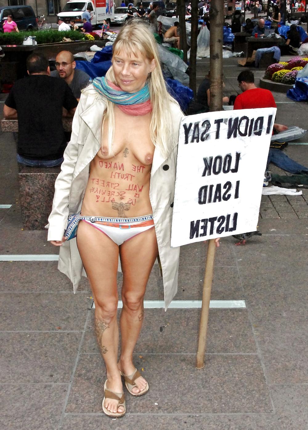 20P Just Nude In Public !
